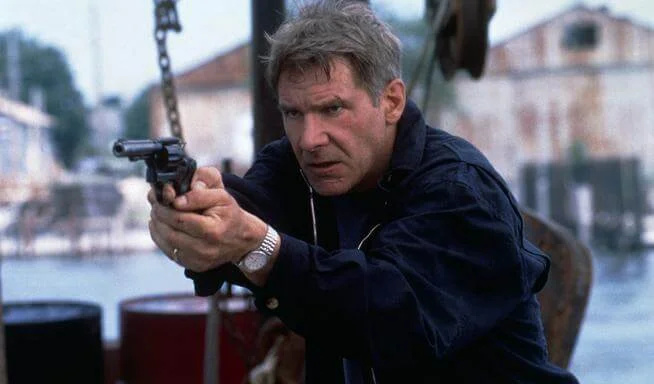   Harrison Ford în rolul sergentului Tom în The Devil's Own