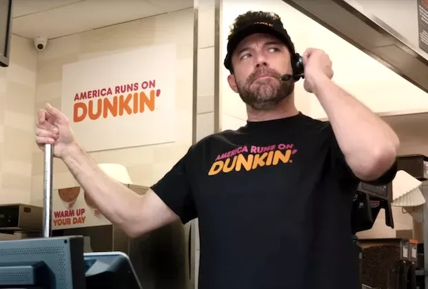 'It's Boston, after all': Ο Ben Affleck ξέφρενος από τη μαζική αντίδραση για το διαφημιστικό Dunkin' Donuts στο Super Bowl, ισχυρίζεται ότι οι πελάτες μισούν τις δεξιότητές του στην εξυπηρέτηση