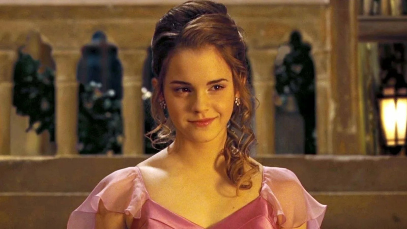 'Je me retrouve toujours à essayer de l'impressionner': Robert Pattinson sort avec Emma Watson après que leur rumeur de chimie sur le plateau ait été rapidement démentie par la star de Harry Potter