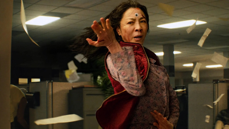   Michelle Yeoh som Evelyn i Everything Everywhere All At Once (2022).