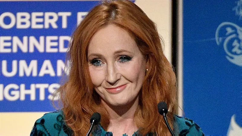 „Warum ist J.K. Ist Rowling so eine schreckliche Person?‘: Harry-Potter-Autor lädt den Zorn des Internets für seinen unglaublich unsensiblen Anti-Trans-Tweet „Merry Terfmas“ ein