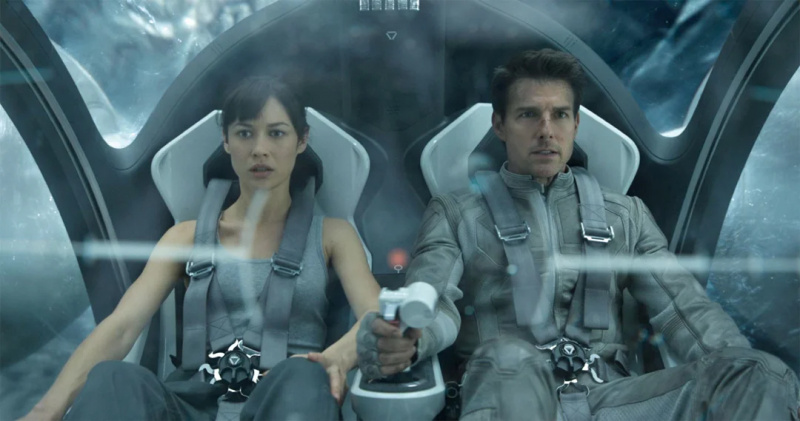   Tom Cruise y Olga Kurylenko en Oblivion