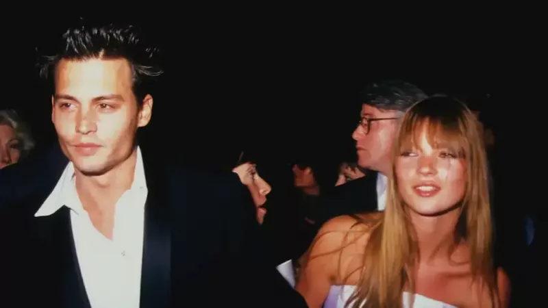 “Eu tenho algo na minha bunda, você pode dar uma olhada”: Johnny Depp deu à ex-namorada Kate Moss seu primeiro colar de diamantes em um encontro romântico da maneira mais bizarra