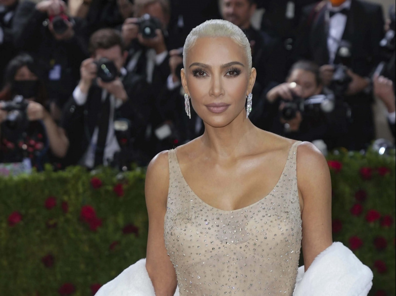 'Instagram não reflete a vida': em rara ocorrência, a Internet elogia Kim Kardashian por compartilhar fotos inéditas de celulite