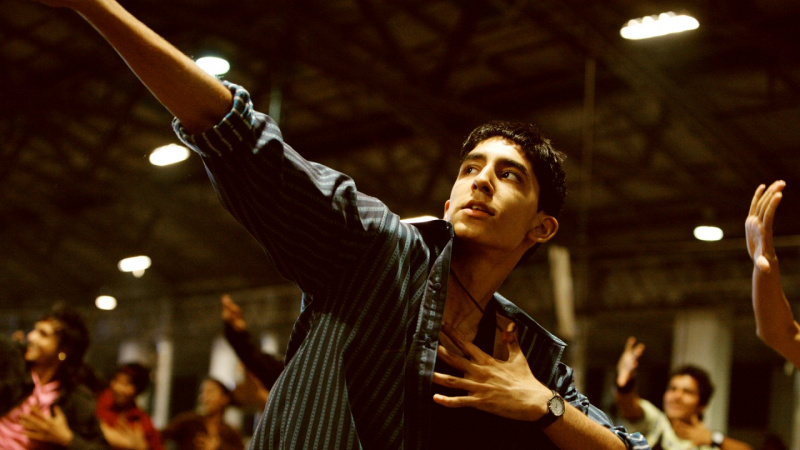   Dev Patel como Jamal Malik en Slumdog Millionaire (2008).