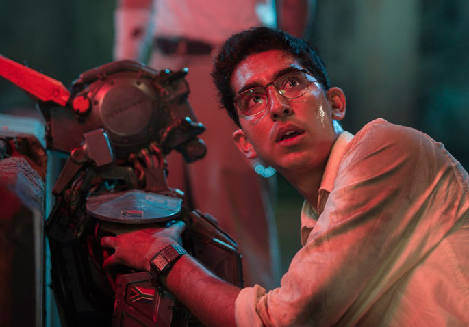   Dev Patel som Deon i Chappie (2015).