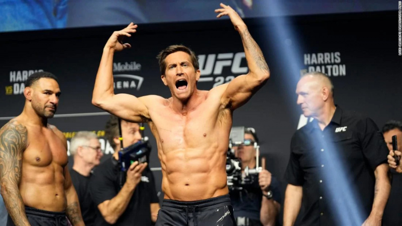   Jake'as Gyllenhaalas's physique at the UFC raises some questions