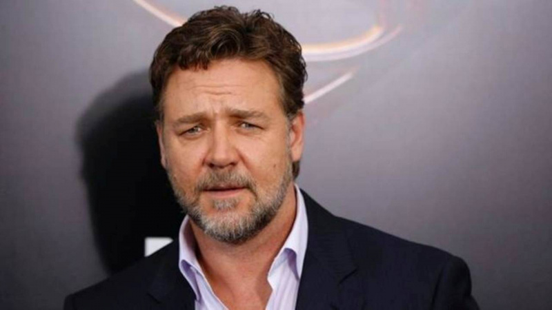 Russell Crowe neckt Kraven the Hunter Spider-Man-Spin-off mit James-Bond-Kandidat Aaron Taylor-Johnson wird im Gegensatz zu MCU-Filmen „unerwartet düster“ sein