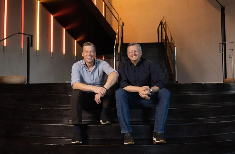   Netflix共同CEOのグレッグ・ピーターズ氏とテッド・サランドス氏