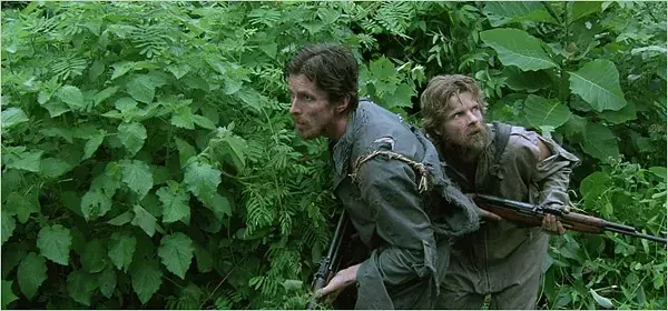   Christianas Bale'as ir Steve'as Zahnas kadre iš „Rescue Dawn“.