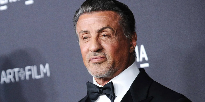 Sylvester Stallone, Oscar Ödüllü 225 Milyon Dolarlık Film Senaryosunu Yazmak İçin Pencerelerini Siyaha Boyadı: “Tüm mazeretleri ortadan kaldırmaya çalışmak”
