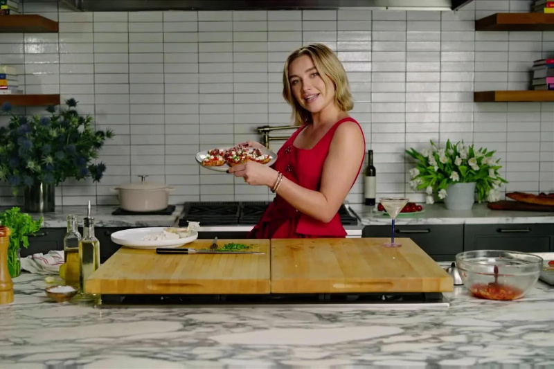   Florence Pugh cucina un crostino all'aglio