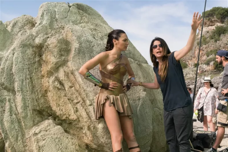   Režisore Petija Dženkinsa ar Galu Gadotu filmas Wonder Woman (2017) uzņemšanas laukumā.