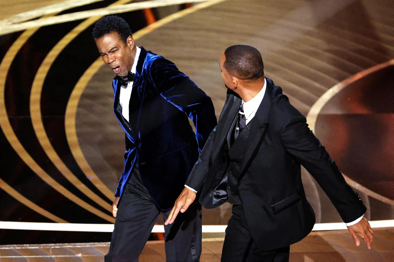   Will Smith gibt Chris Rock während der Oscar-Verleihung 2022 live im Fernsehen eine Ohrfeige