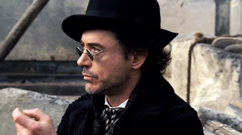   Robert Downey Jr. ako Sherlock Holmes (2009).