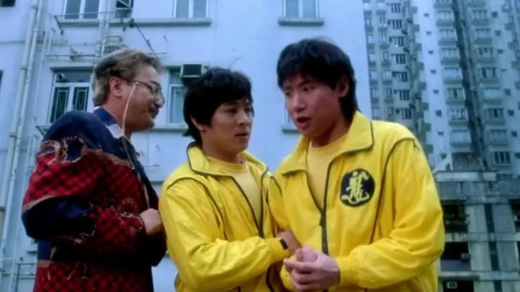   Frenkie har på seg en jakke som ligner på Jackie Chan's