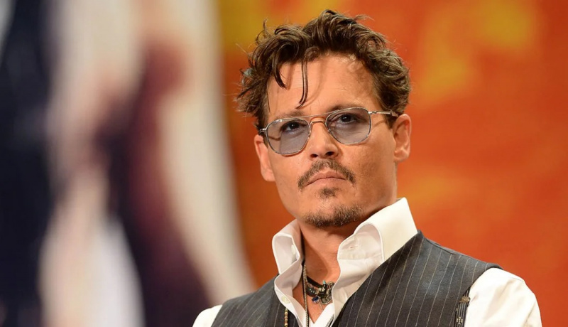 60-jarige Johnny Depp, die zich terugtrok uit Pirates of the Caribbean, gezien terwijl hij met een kruk en medische laars liep te midden van Amber Heard Hollywood Return Drama