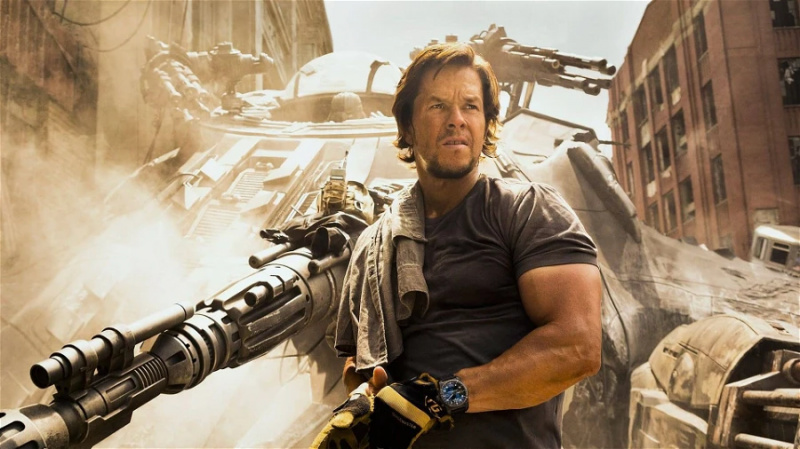 Po katastrofie kasowej o wartości 602 milionów dolarów w franczyzie o wartości 4,8 miliarda dolarów Mark Wahlberg stracił swoją rolę w Transformers: Bunt bestii, ponieważ studio chciało poważnej zmiany