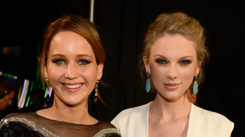   Jennifer Lawrence og Taylor Swift sender hverandre gratulerende tekster om å være dårlige | Teen Vogue