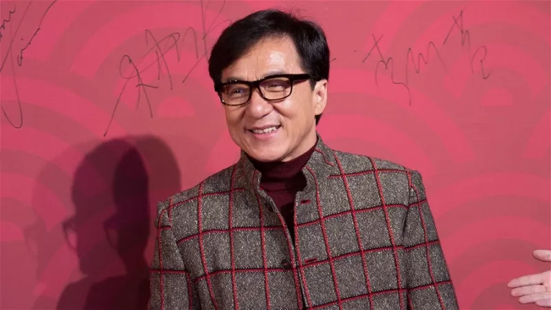 'Hvis du går fort, bryter jeg hånden min': Jackie Chan lærte en dødelig teknikk til kvinnelig vert som kunne ha skadet ham alvorlig