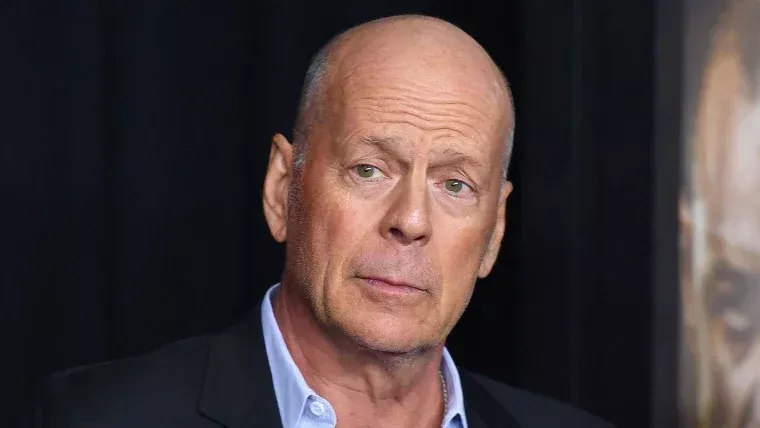 La star irriducibile Bruce Willis essere perseguitato in modo disumano dai paparazzi a Santa Monica dimostra che i media non si lasceranno dietro nemmeno le celebrità mentalmente fragili se ciò significa pochi clic