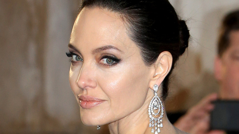 „Sie hält ihren eigenen Rat“: Angelina Jolie schockierte ihren Regisseur, nachdem sie 20 Millionen Dollar für einen Film verdient hatte, ohne überhaupt einen Agenten oder Publizisten zu haben