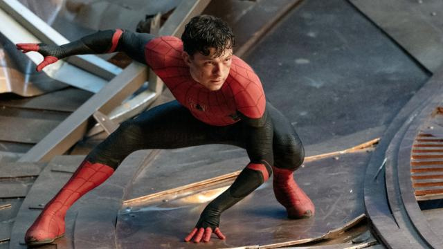   Spider-Man: No Way Home'dan bir karede Spider-Man rolünde Tom Holland