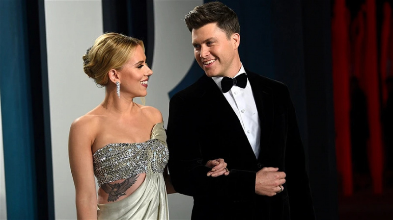   Scarlett Johansson med manden Colin Jost