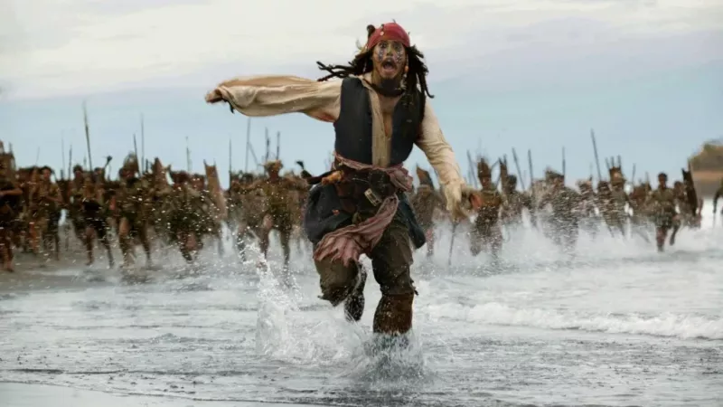 “Continuamos a dar pequenos passos de bebê”: Produtor de Piratas do Caribe promete o retorno de Johnny Depp como Jack Sparrow após o julgamento de Amber Heard