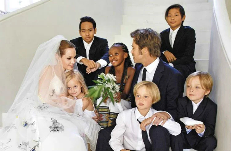   Angelina Jolie และ Brad Pitt ในงานแต่งงานของพวกเขา