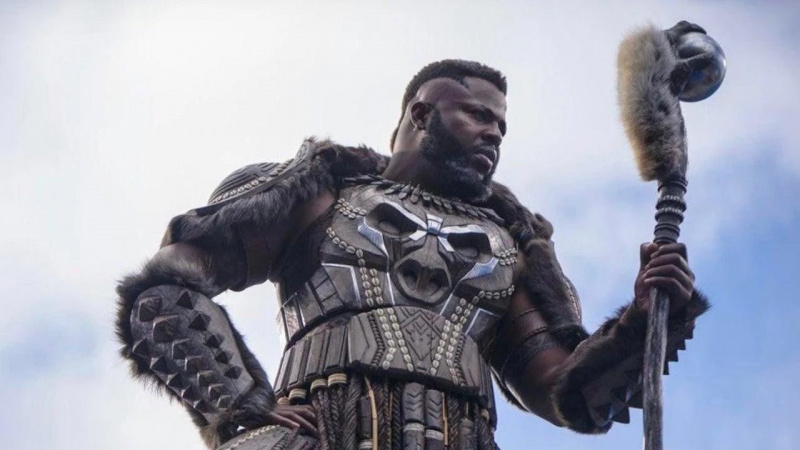 „Black Panther 2“-Star Winston Duke erklärt seine komödiantische Erleichterung im Film „Grief-Struck“ und enthüllt, dass seine ikonische Beleidigung improvisiert war