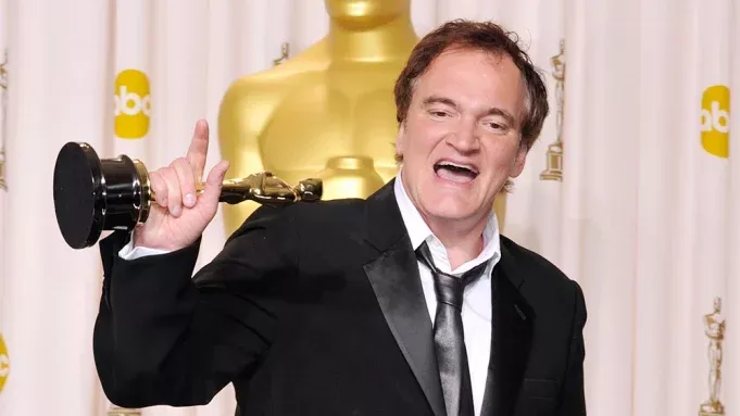   Quentin Tarantino hält einen Oscar in der Hand.