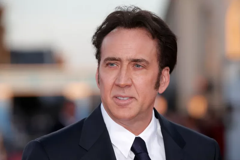 '나는 그것을 비즈니스 결정으로 보았다': Marvel Star Nicolas Cage는 $72M Cult-Classic에서 살아 있는 바퀴벌레를 먹는 것을 정당화했습니다.