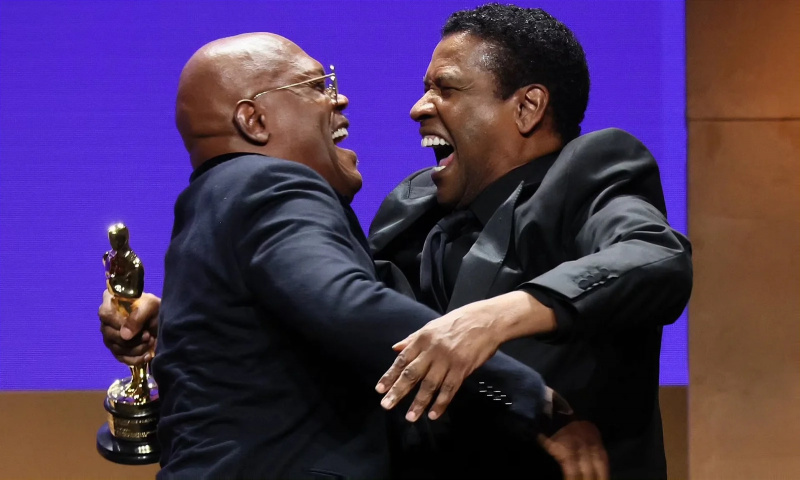   Samuel L. Jackson a Denzel Washington sa po obdržaní čestných Oscarov objímajú