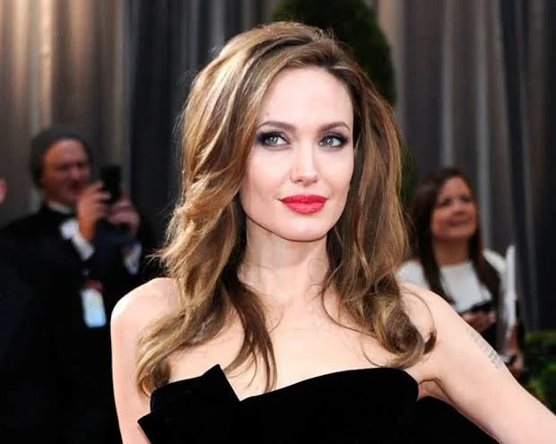 Starul Batman Val Kilmer era atât de disperat să o sărute pe Angelina Jolie încât a vrut să-i cumpere un jet privat Gulfstream