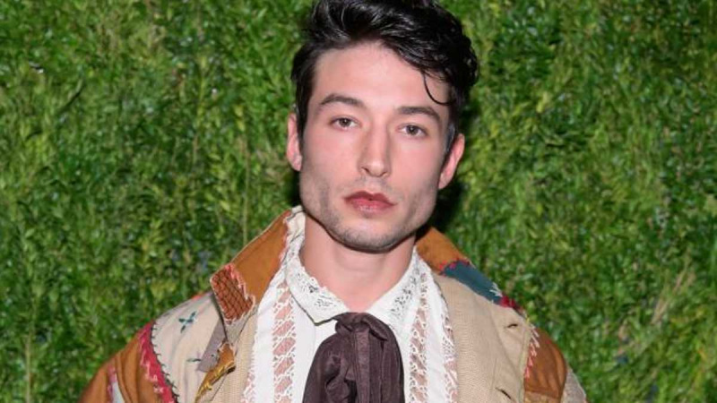   Ezra Miller torna in campo'The Flash' Set Amid Controversies