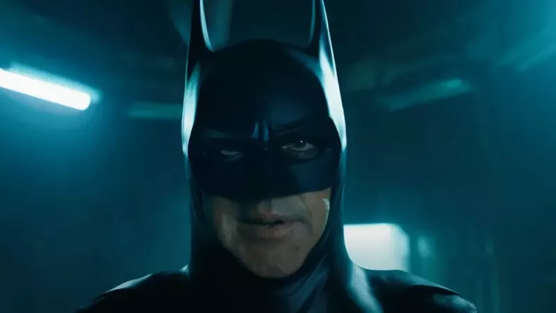   Michael Keaton เป็น Batman ใน The Flash