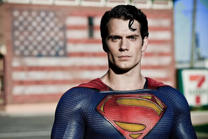   Henry Cavill Supermanina DCU:ssa.