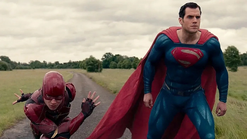   The Flash and Superman i Justice League efter krediter-scenen