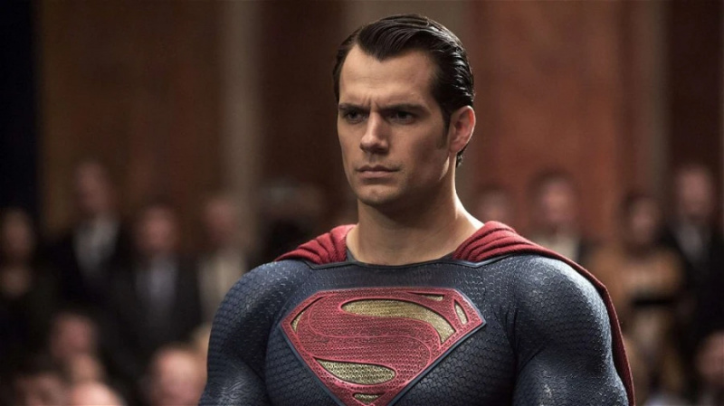 Obwohl er Henry Cavill für den jüngeren Superman rausgeschmissen hat, bestätigt James Gunn, dass David Corenswet Superman älter ist als Cavill in „Man of Steel“