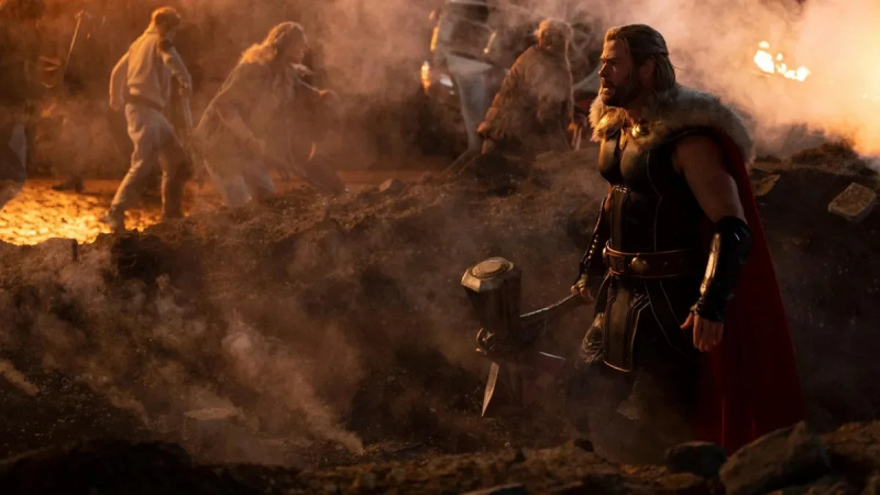 Chris Hemsworth fa una scioccante confessione sull'acclamato spettacolo di Tom Hiddleston, Loki