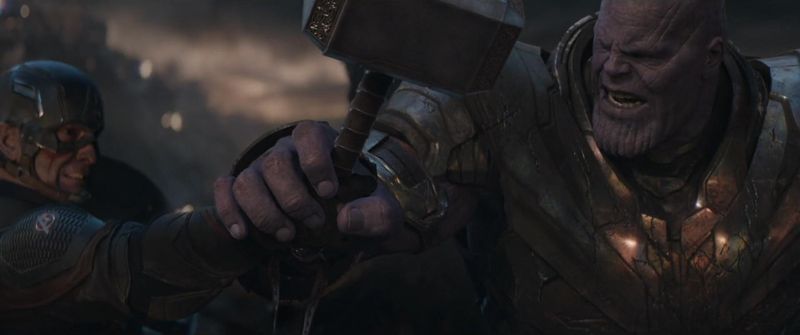 في فيلم Avengers: Endgame ، يحمل Thanos كابتن أمريكا