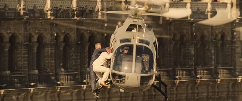 Daniels Kreigs kāpj helikopterā jaunajā Spectre piekabē