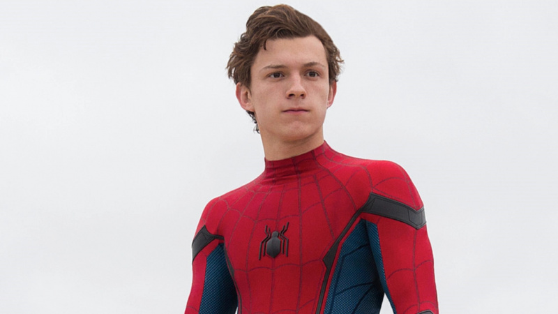   Tom Holland como Peter Parker, também conhecido como Homem-Aranha