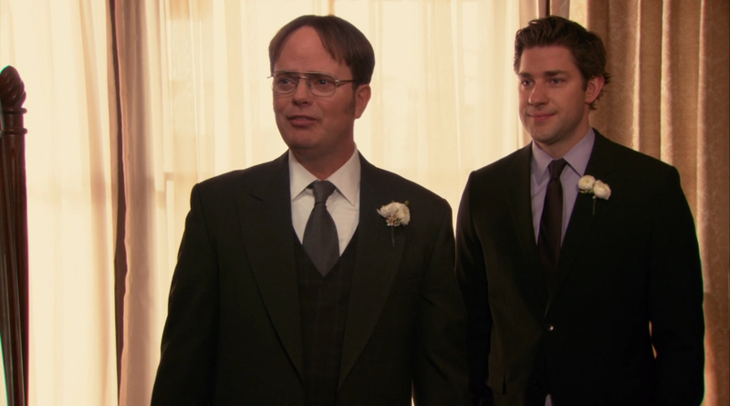 1. NAJLEPSZY Mensch Jak każdy prawdziwy przyjaciel, Jim wiedział, kogo Dwight szanował najbardziej w swoim życiu i kogo tak bardzo chciał być obecny na jego ślubie. Tym człowiekiem był jego były szef, Michael Scott. Tak więc Jim zaskoczył Dwighta jako jego ostatni krok w