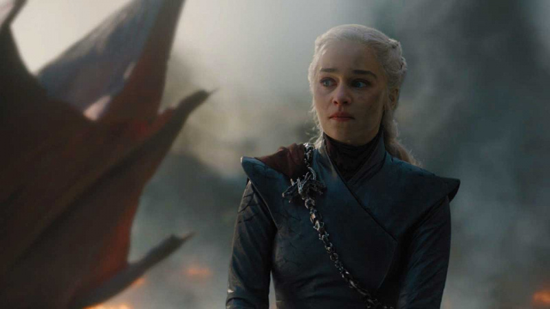 قد يكون مؤلفو مسلسل Game of Thrones قد ألمحوا سرًا بعودة إميليا كلارك بدور Daenerys Targaryen في فيلم Jon Snow Spin-Off لكيت هارينغتون