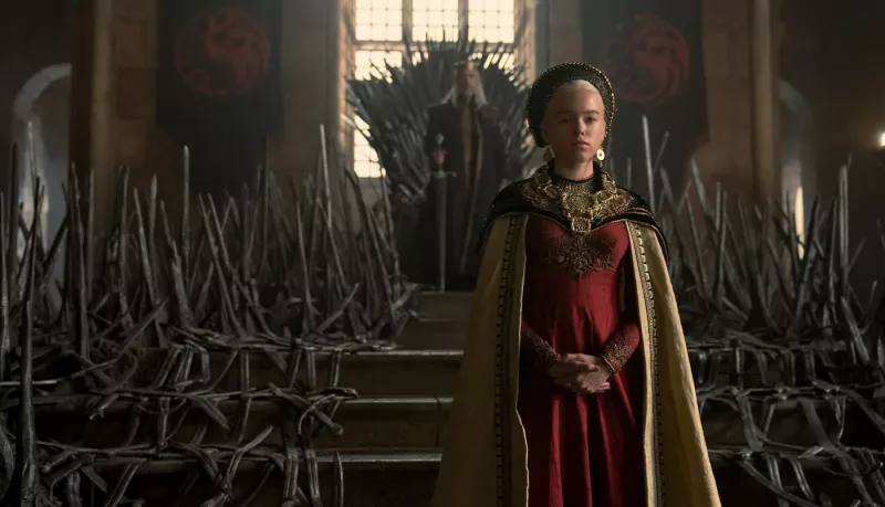   Milly Alcock ca Rhaenery Targaryen în Casa dragonului (2022-).