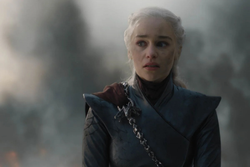   Emilie Clarke dans le rôle de Daenerys Targaryen dans Game of Thrones (2011-2019).