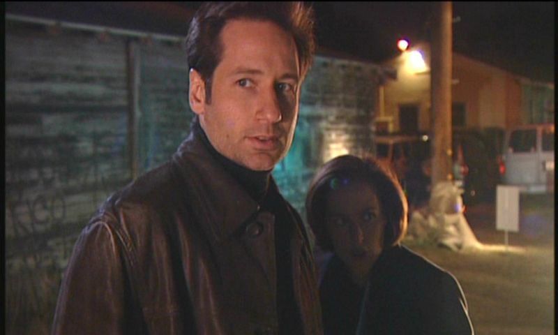 crossovers de televisión, una de las superposiciones más extravagantes fue la de The X-Files y Cops en el episodio X-Cops.