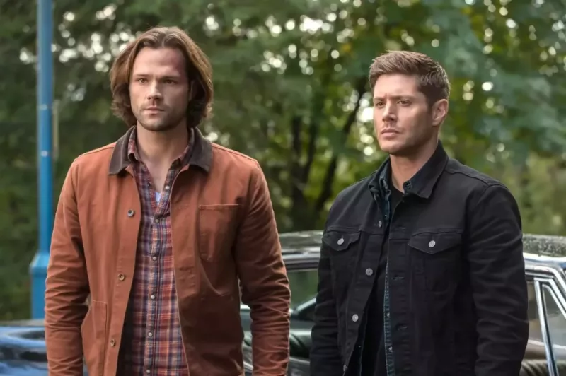 Supernatural prequel 'The Winchesters' debijas dēļ oktobrī, reklāmkadri parāda faniem, ko sagaidīt